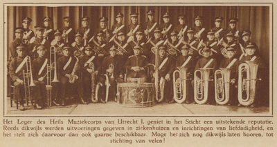 872835 Groepsportret van de leden van het muziekkorps van het Leger des Heils te Utrecht, vermoedelijk in het ...
